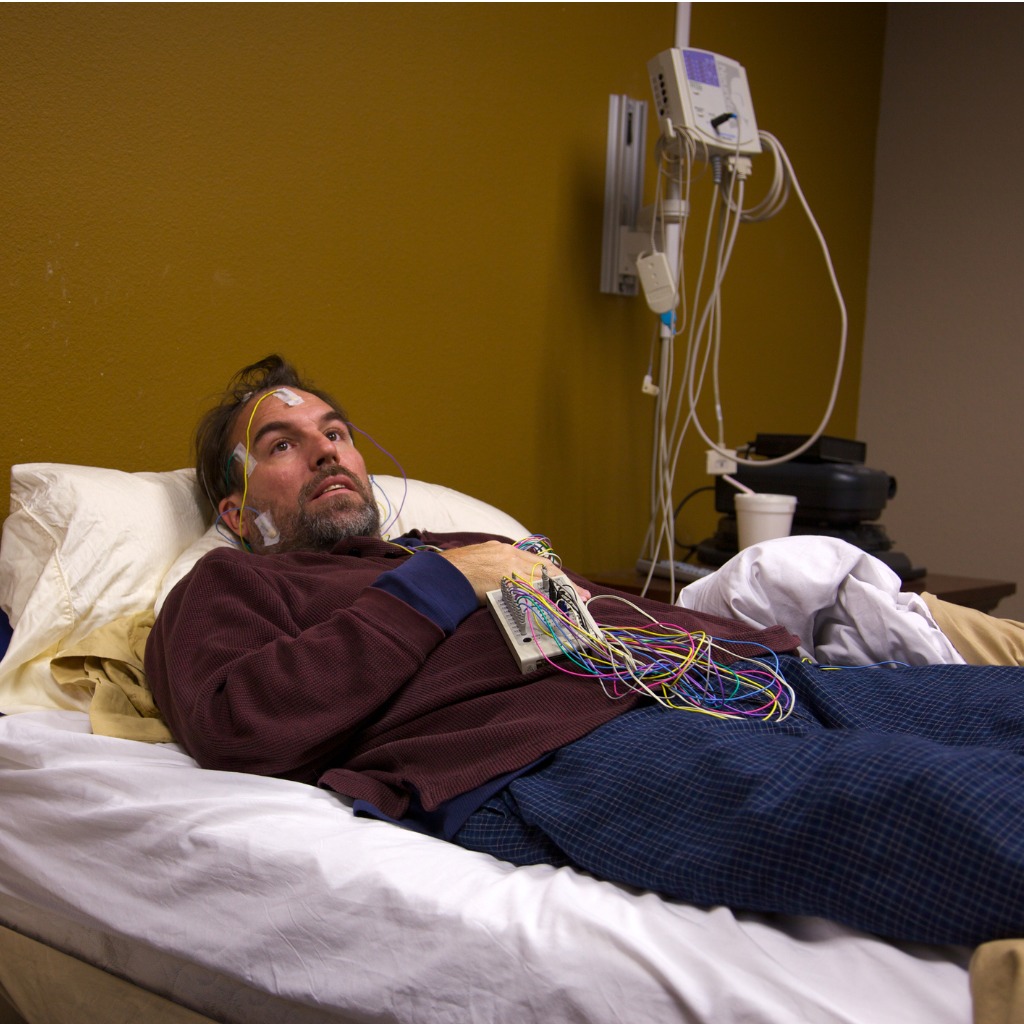 La polysomnographie analyse différents facteurs physiologiques